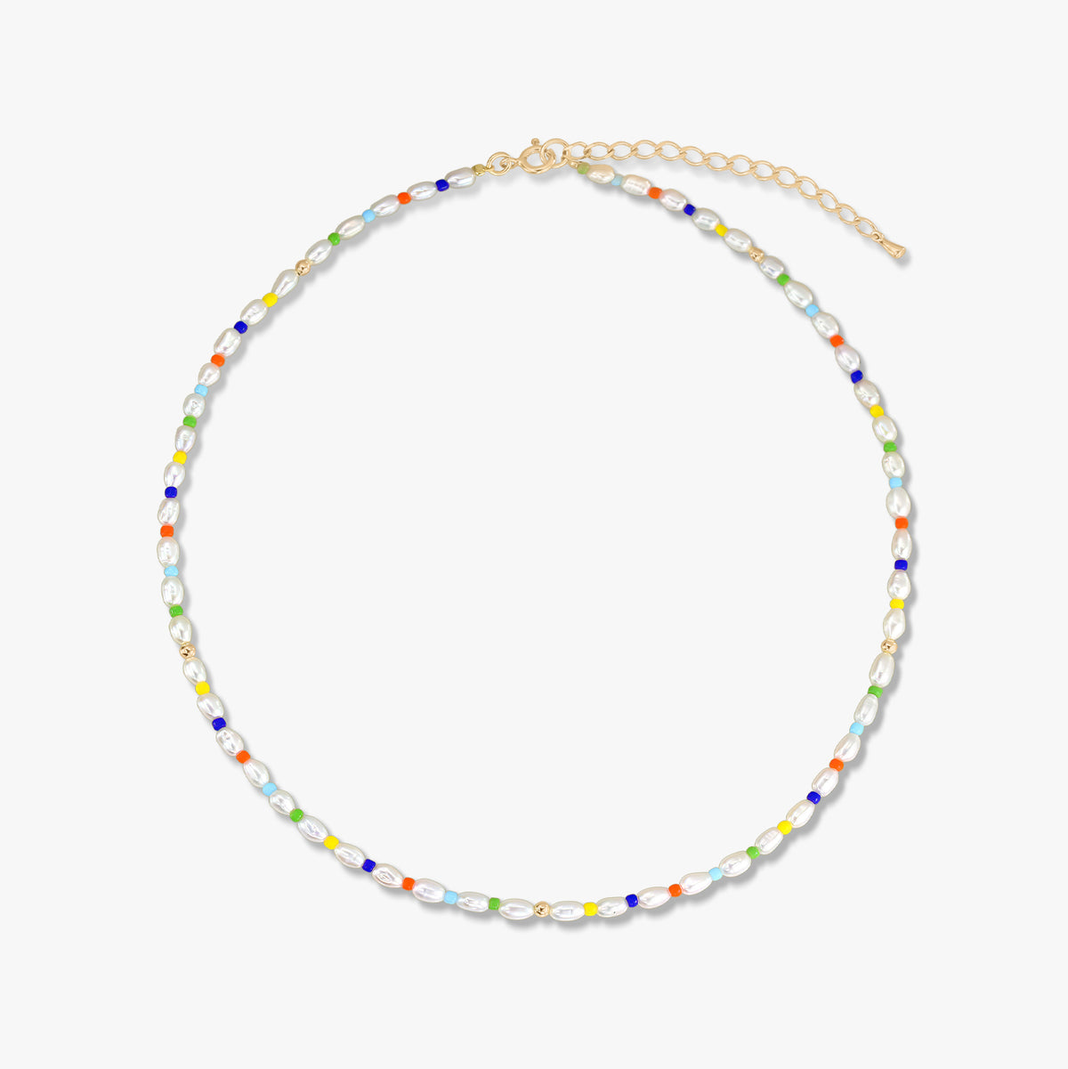 Finom, elegáns aranyozott sterling ezüst nyaklánc apró tenyésztett igazgyöngyökkel és többszínű gyöngyökkel, állítható hosszabbítólánccal, fehér háttéren fotózva.