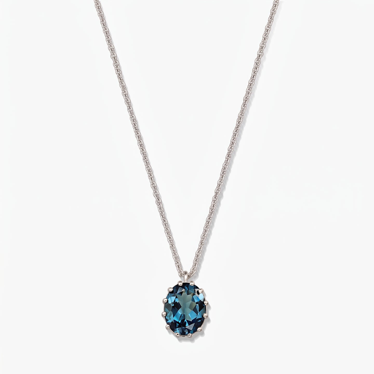 Sterling ezüst nyaklánc ovális London blue topaz medállal, fehér háttéren.