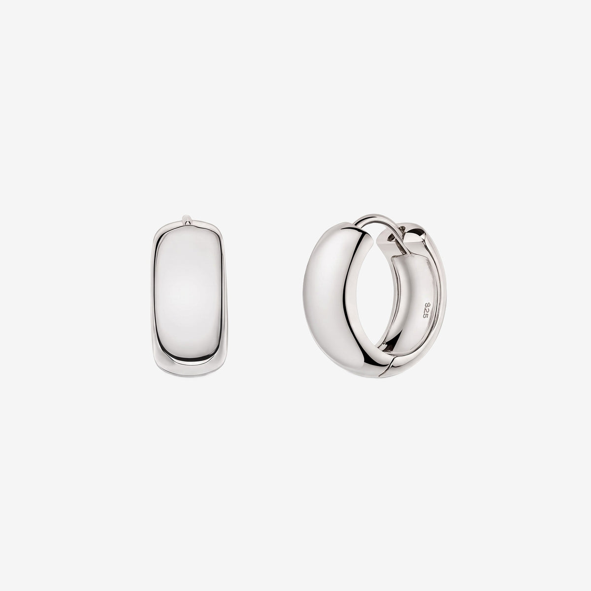 Cercei tip huggie din argint 925, model Bold Maxi Hoops; o piesă prezentată frontal, cealaltă ușor deschisă, pe fundal alb, cu finisaj lucios.