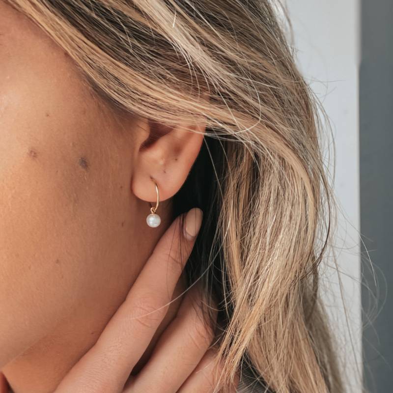 Little Drop arany fülbevaló – Természetes gyöngyök – Indira