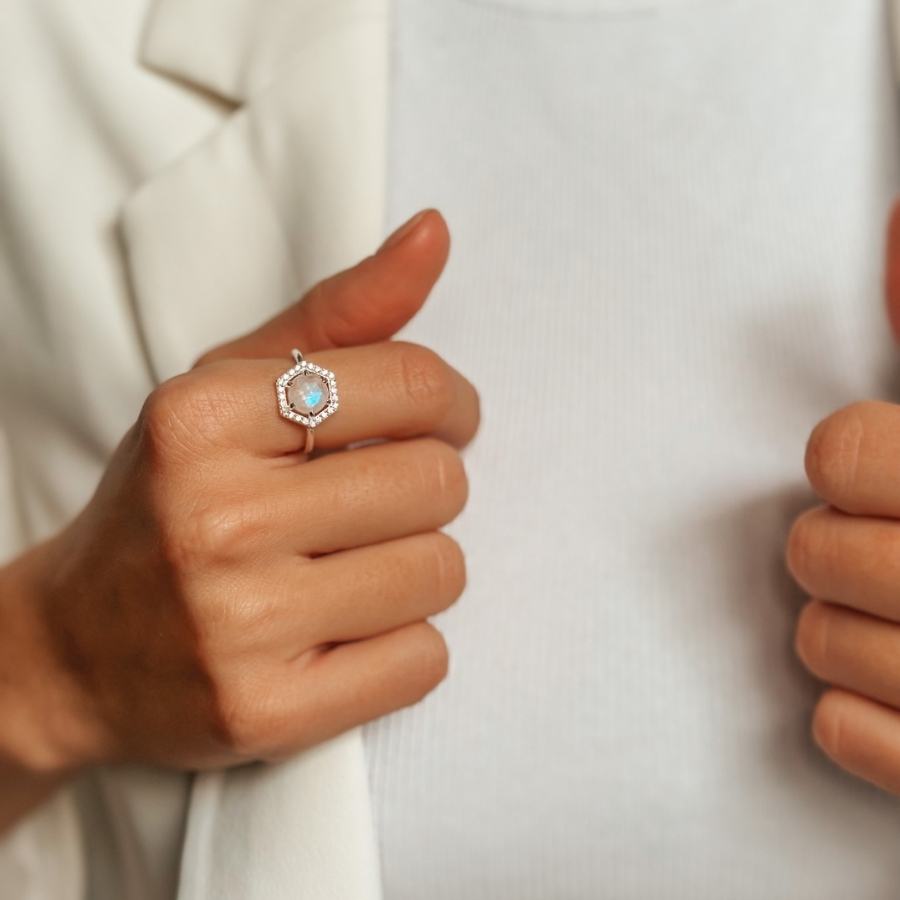 Lucy ezüst gyűrű – Holdkő – Indira