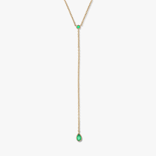Aranyozott sterling ezüst lariat nyaklánc zöld ónix betétekkel és könnycsepp alakú függővel, fehér háttéren fotózva.