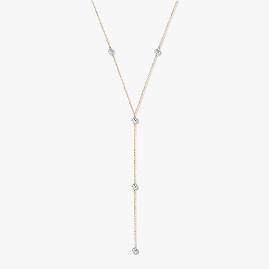 14K sárga arany lariat nyaklánc, öt körben foglalt kerek gyémánttal, fehér háttéren.