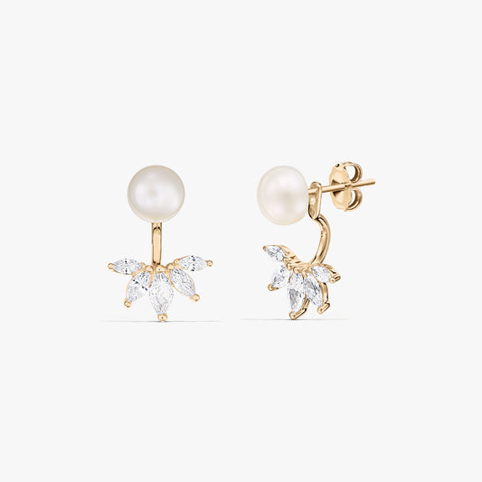 Aranyozott ezüst ear jacket bedugós fülbevaló‑pár kerek, természetes gyöngyökkel és legyezőszerűen elrendezett, marquise csiszolású, átlátszó kövekkel, fehér háttéren.