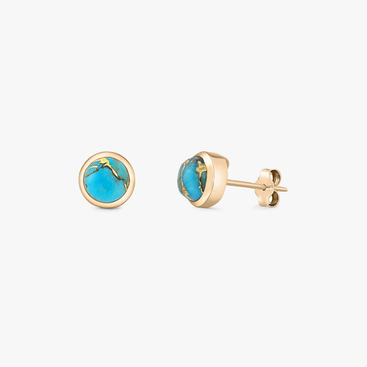 Pair of round turquoise cabochon stud earrings in gold‑plated 925 silver with bezel settings and butterfly backs on a white background.