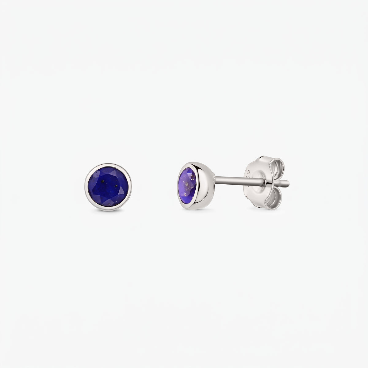 Sterling ezüst bedugós fülbevalók kerek, csiszolt lapisz lazuli kövekkel; az egyik fülbevaló előröl, a másik oldalról, pillangós zárral, fehér háttéren látható.