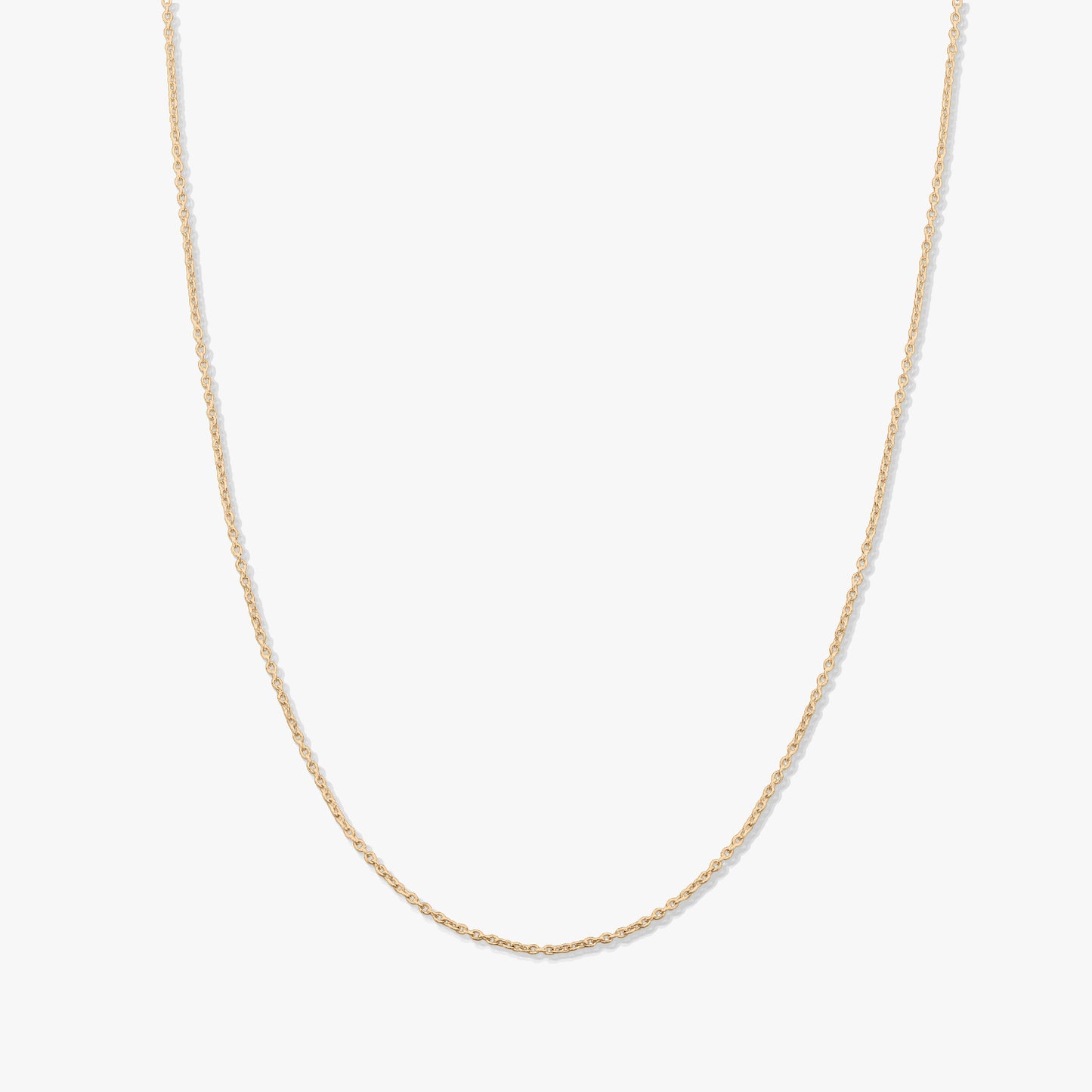 Minimalista 14K sárga arany lánc típusú nyaklánc egyszínű fehér háttéren.