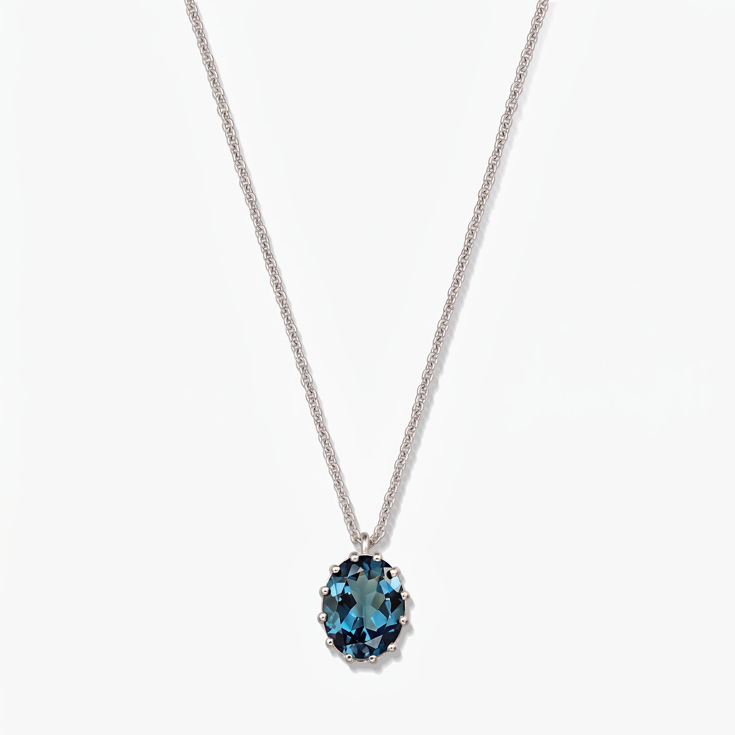 Sterling ezüst nyaklánc ovális London blue topaz medállal, fehér háttéren.