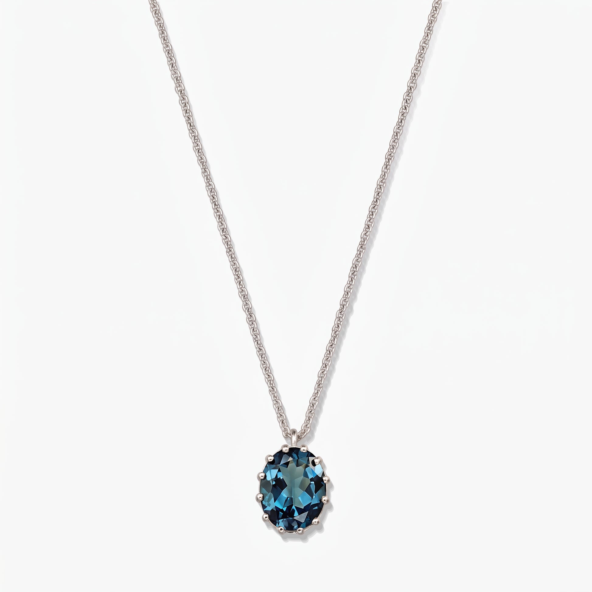 Sterling ezüst nyaklánc ovális London blue topaz medállal, fehér háttéren.