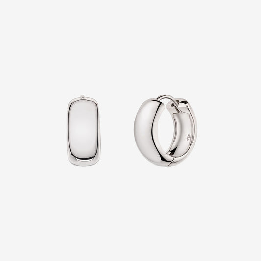 Cercei tip huggie din argint 925, model Bold Maxi Hoops; o piesă prezentată frontal, cealaltă ușor deschisă, pe fundal alb, cu finisaj lucios.